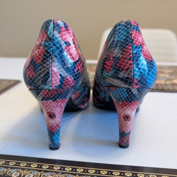 Naturalizer Heels - Picture 4 of 6